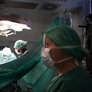 Bildet viser anestesisykepleier under operasjon.