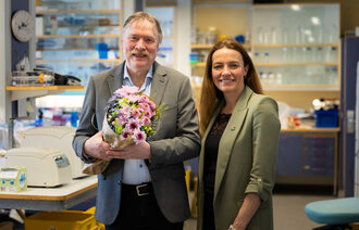 Bildet viser forsker Terje Johansen og Kreftforeningens leder Ingrid Stenstadvold Ross 