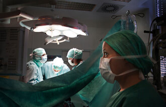 Bildet viser anestesisykepleier under operasjon.