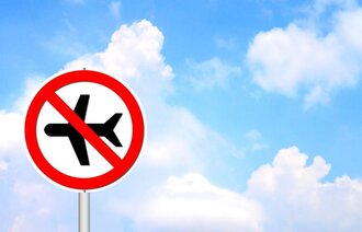 Bildet viser forbudsskilt med et flysymbol.