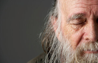 Bildet viser en gammel mann med skjegg
