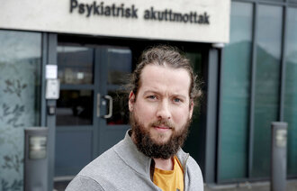 Trond Solholm utenfor akuttmottak på Sandviken sykehus som er en psykiatrisk klinikk i Helse-Bergen
