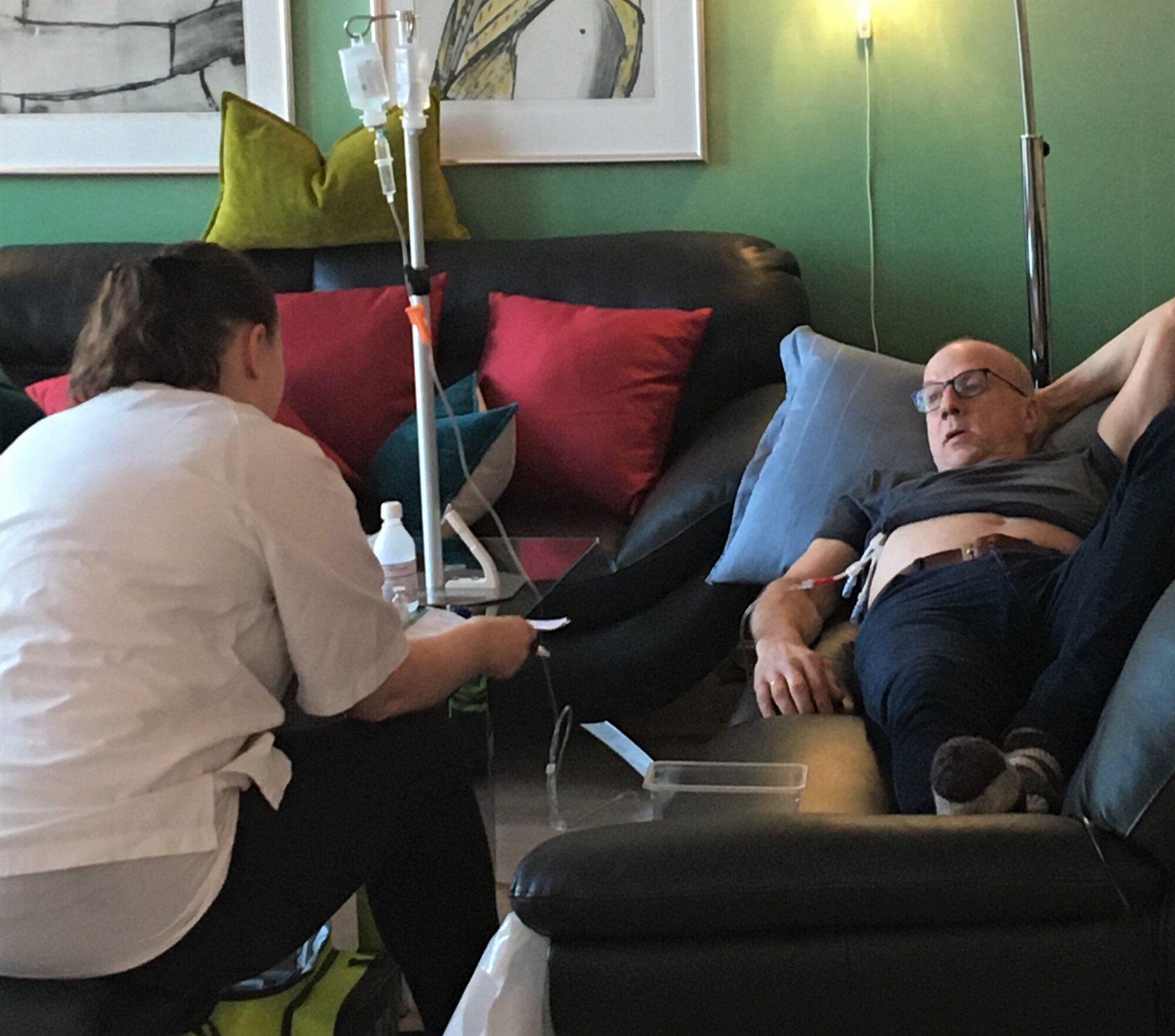 Bildet viser Bjørn Vidar Grønvold som får behandling hjemme.