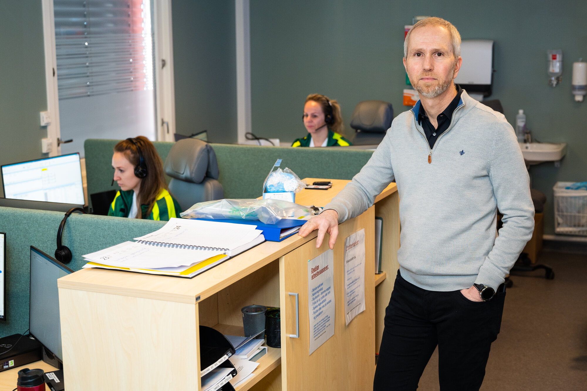Bildet viser Bent Håkan Lindberg, med legevaktsykepleiere i bakgrunnen.