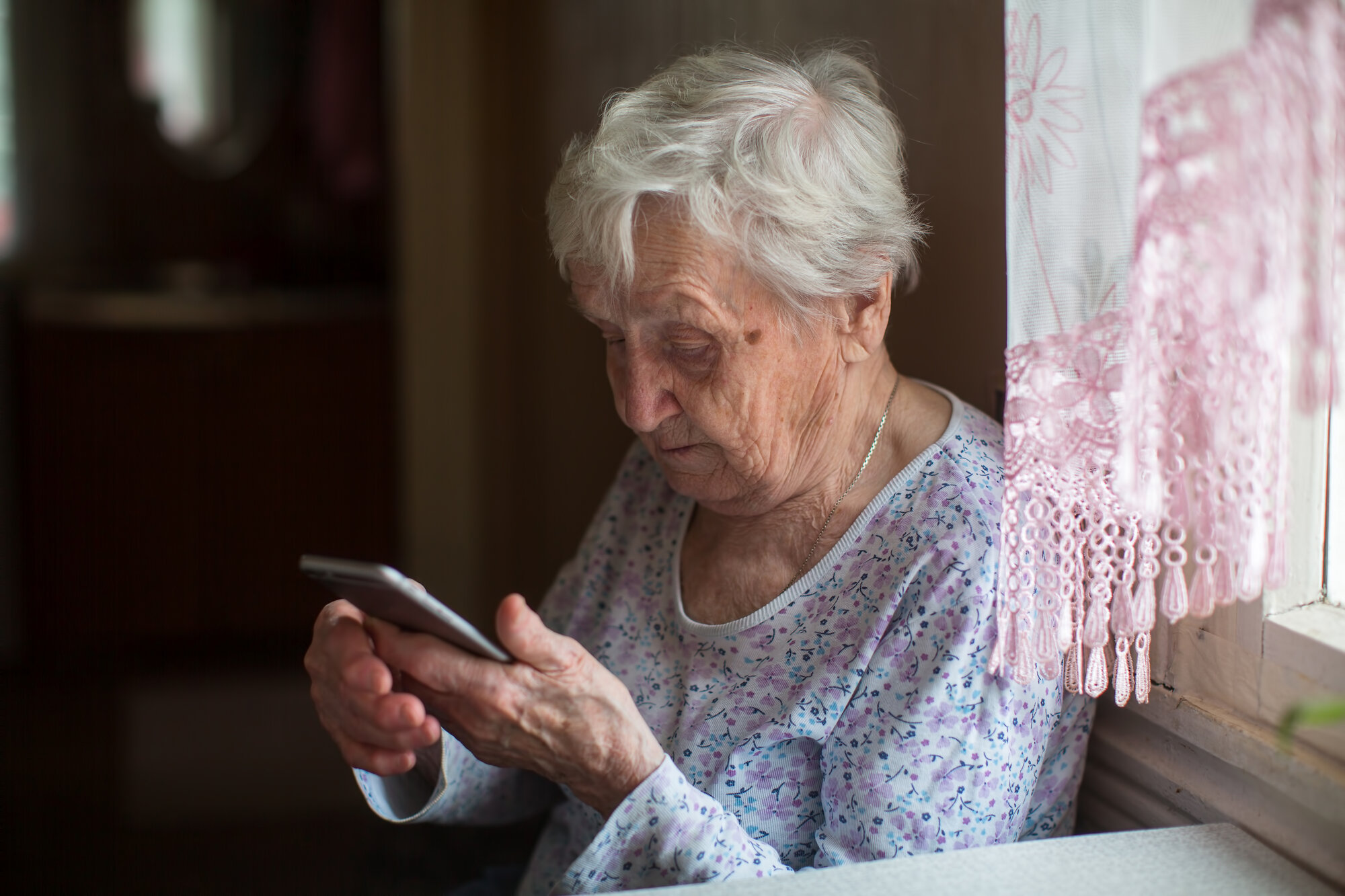 Illustasjonsbilde av gammel dame med smarttelefon