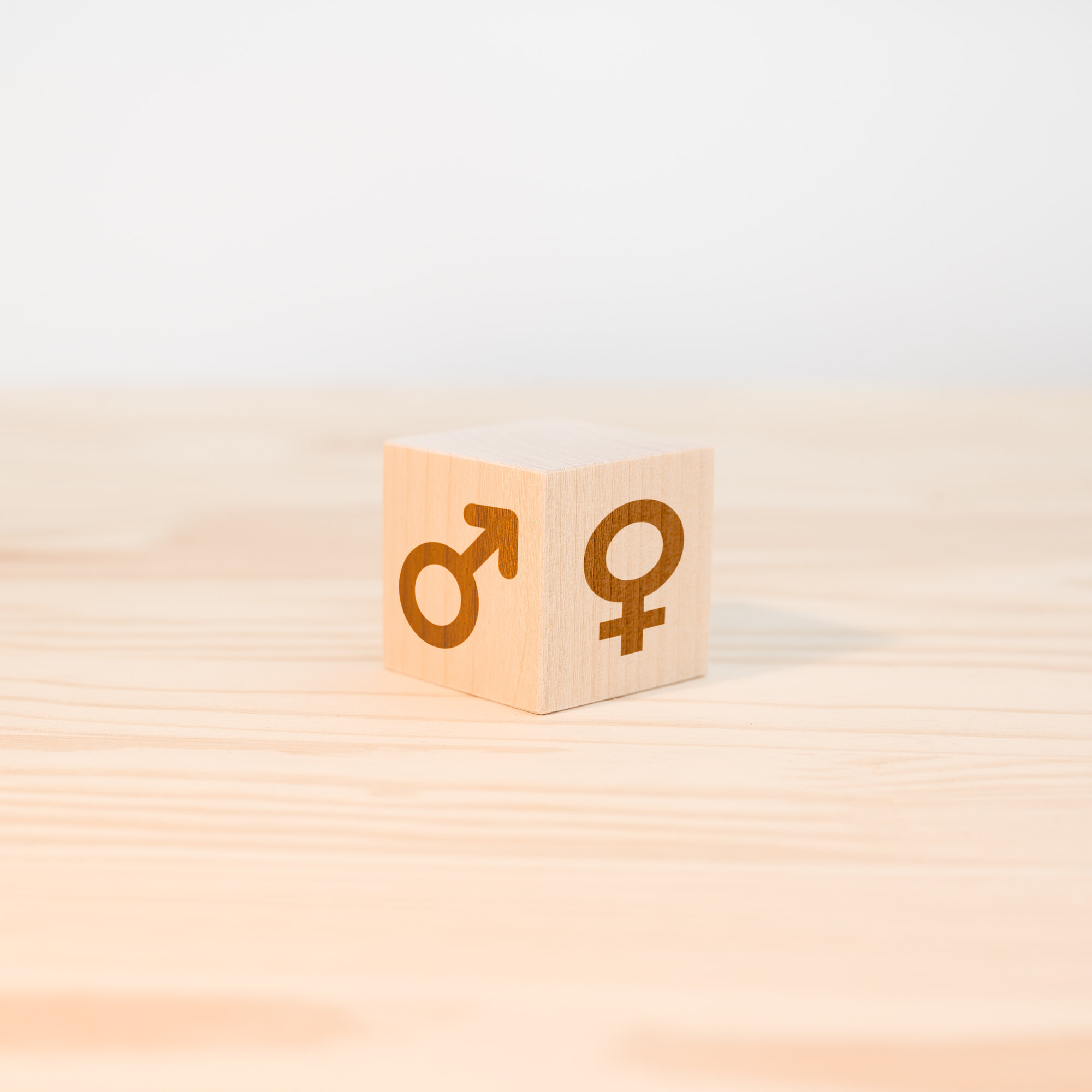 Bilde av kube med mannlig og kvinnelig symbol