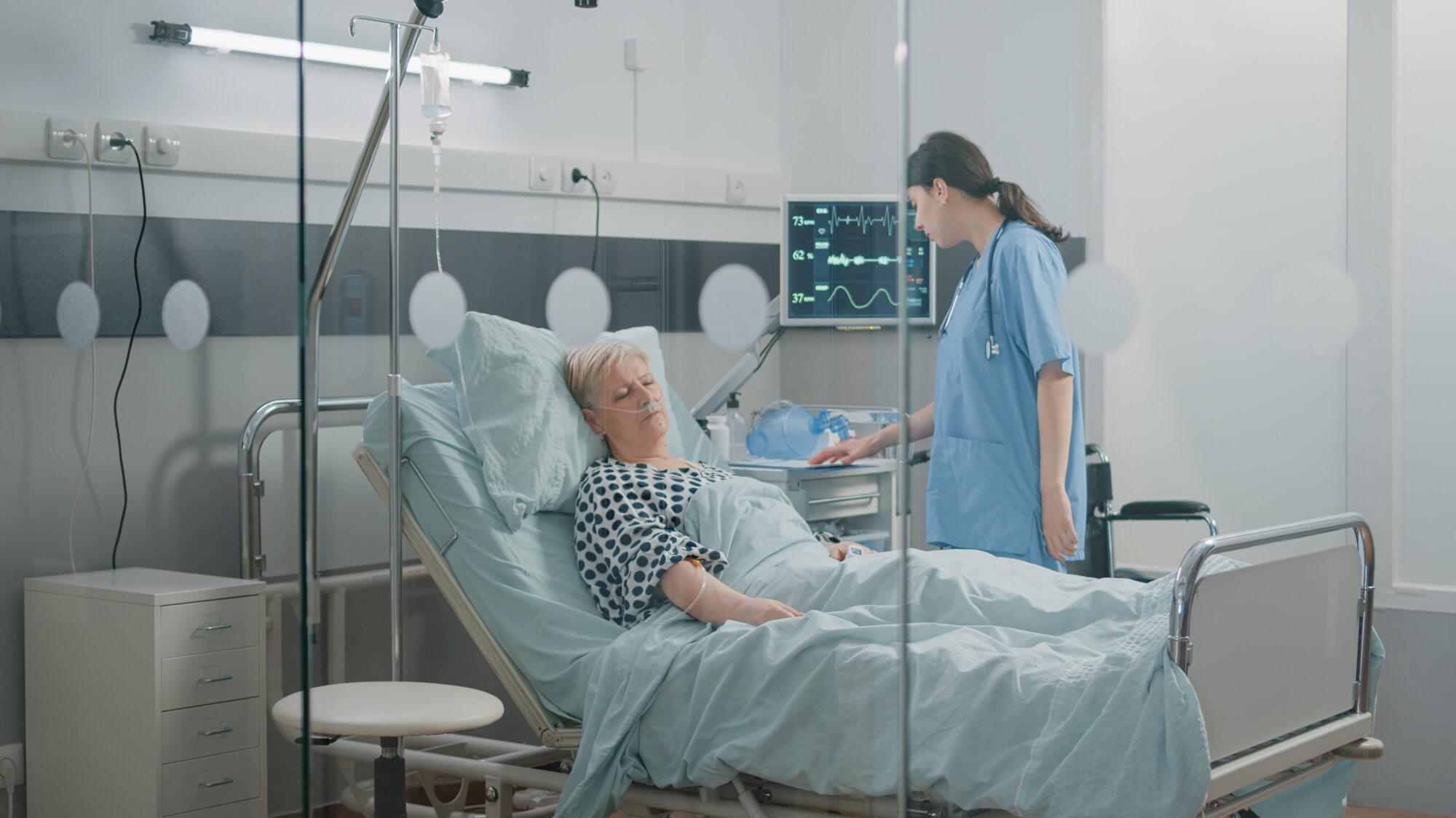 Sykepleier sjekker en pasient på sykehus