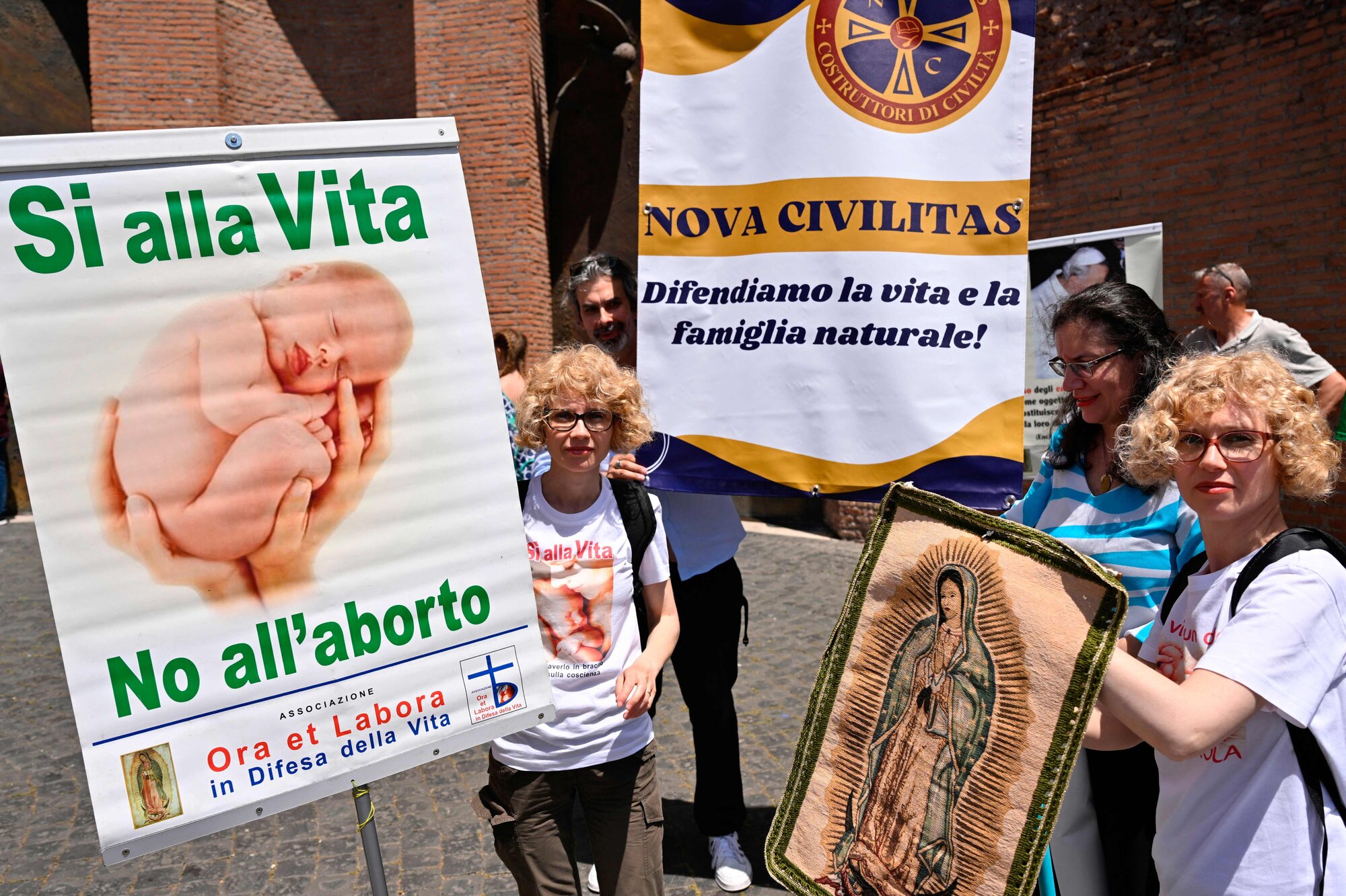 Bildet viser aktivister som protesterer mot abort i Italia.