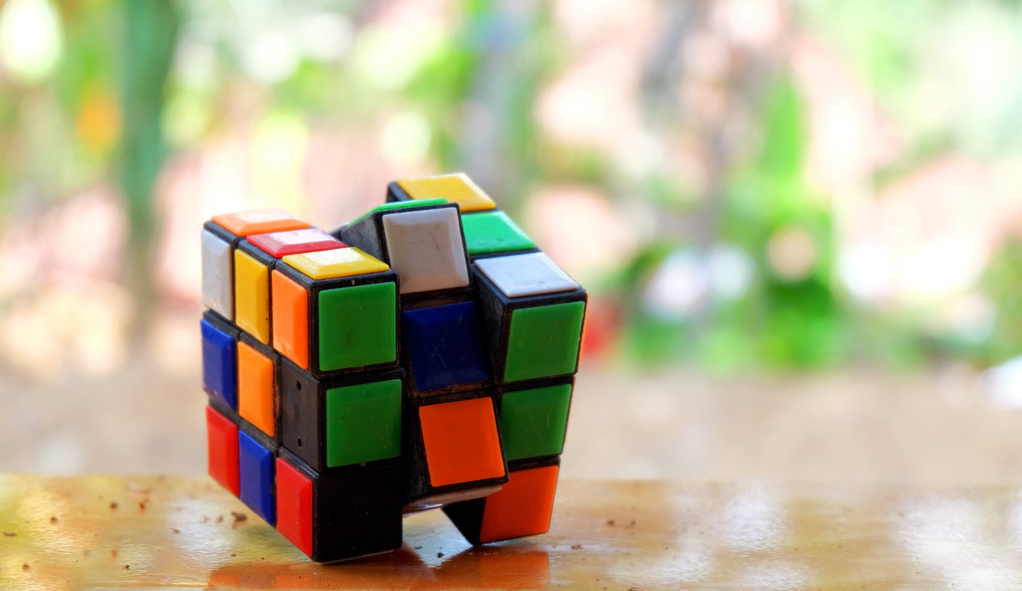 Bildet viser en Rubiks kube som ikke er løst