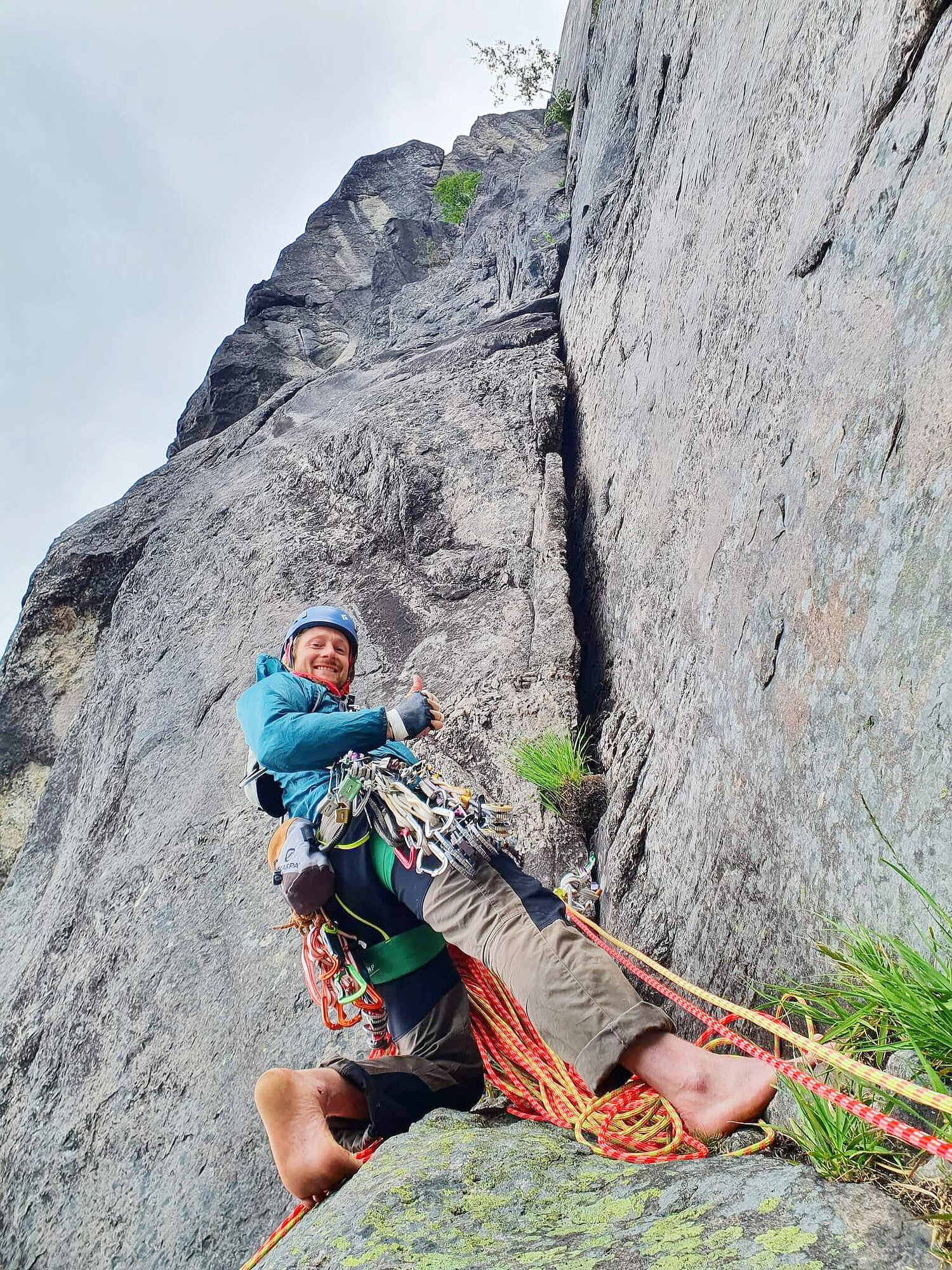 Henrik klatrer i fjell