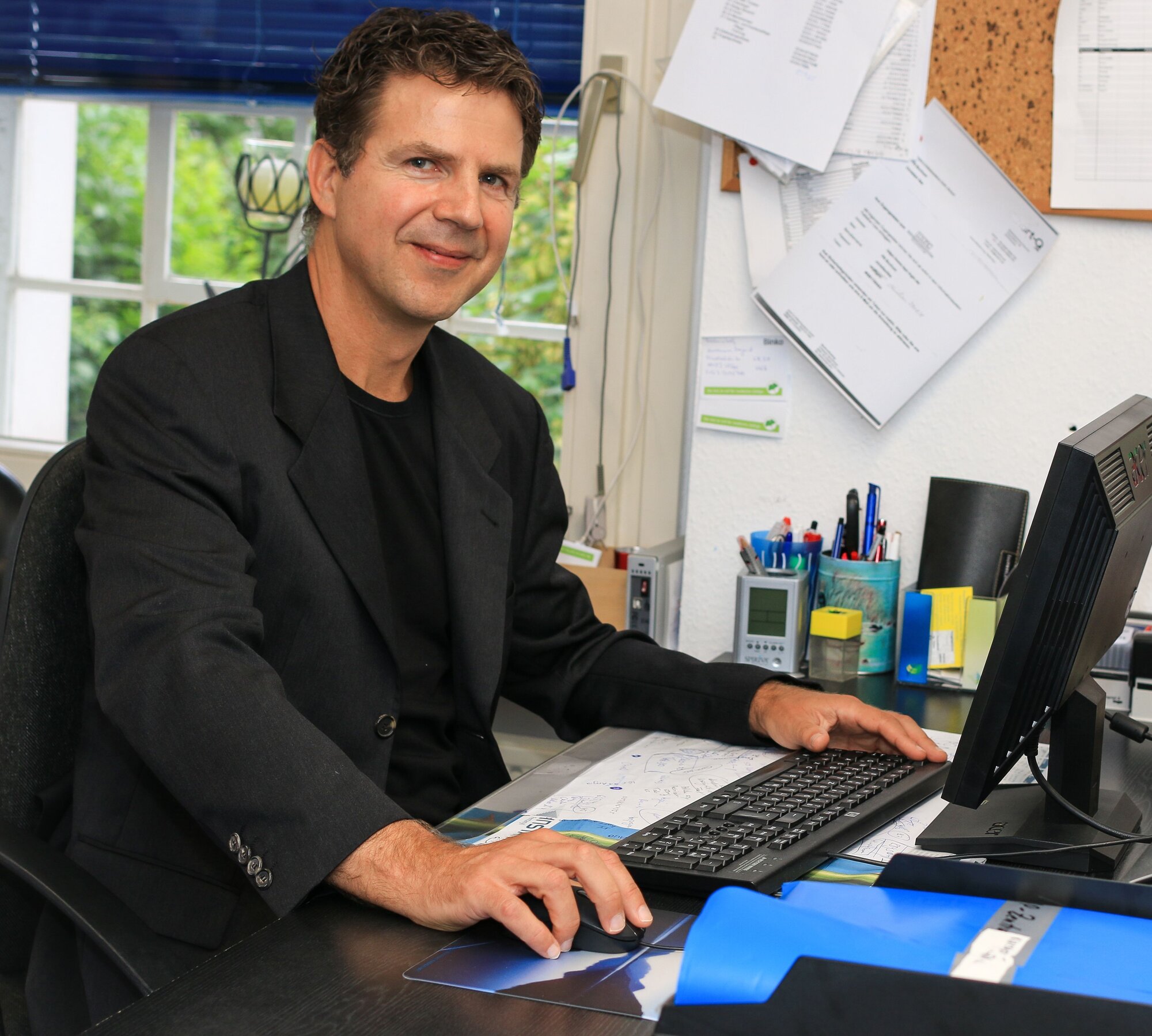Bildet viser dr. Matthias Thöns sittende på et kontor.