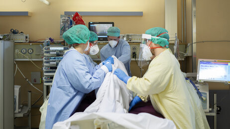 Bildet viser sykepleiere som snur en intensivpasient til mageleie