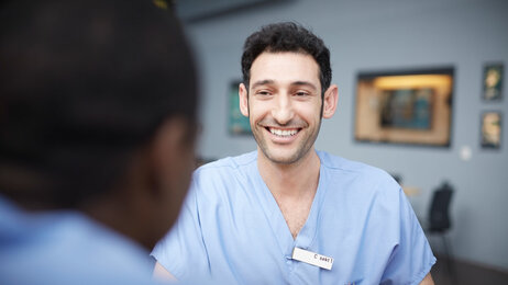 Bildet viser en smilende sykepleier