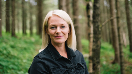 Bildet viser et portrett av Ingeborg Selnes i skogen