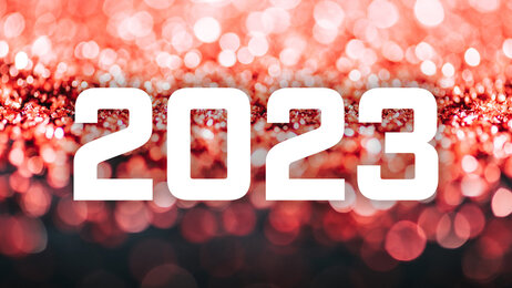 Bildet viser rødt glitter og årstallet 2023