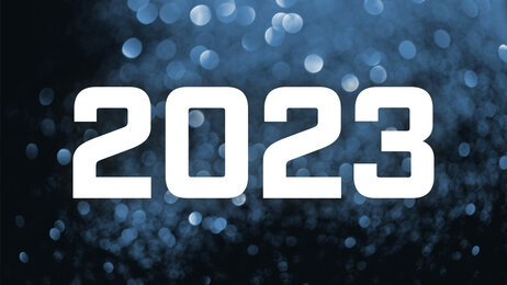 Bildet viser blått glitter og årstallet 2023