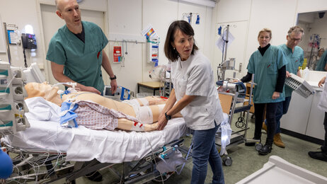 Bildet viser sykepleier og lege som er med på simulering.