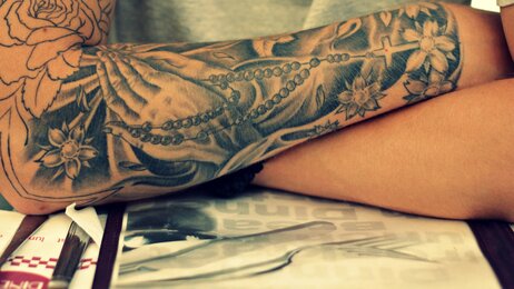 Bilde viser tatoverte armer.