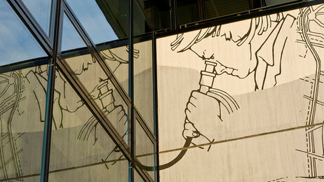 Bildet viser et utsnitt av fasaden på Oslomet studiested Kjeller.
