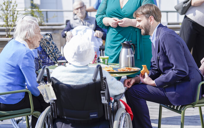 Bildet viser helse- og omsorgsminister Jan Christian Vestre sammen med beboere på Lambertseterhjemmet i Oslo