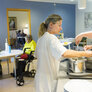 bildet viser middagsservering ved sykehjem