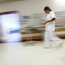 Bildet viser en sykepleier på sykehus som løper og stresser