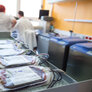 Bildet viser blodposer som ligger på et bord i et hemetologisk laboratorium