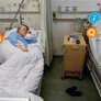 Bildet viser et interaktivt pasientrom, der brukeren kan klikke på elementer og bevege seg rundt blant fire pasienter.