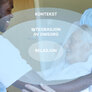 Bildet viser en mannlig sykepleier som har hånden på skulderen til en eldre mannlig, sengeliggende pasient og smiler til ham.