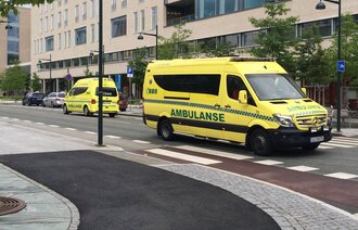 Bildet viser to ambulanser