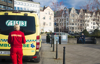 Bilde av en ambulansearbeider på jobb