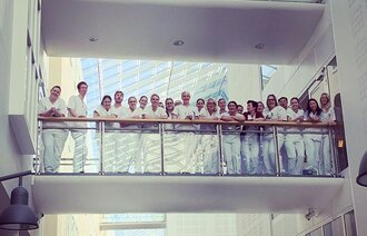 Bildet viser ansatte på Avdeling for blodsykdommer i glassgangen på Rikshospitalet.