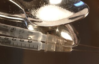 Bildet viser heroin som tilberedes til bruk