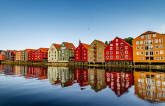 Trehusene langs Nidelven i Trondheim.