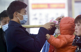 Passasjerer blir sjekket for feber på togstasjon