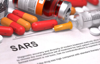 Bilde av piller, sprøyte og informasjonsskriv om sars