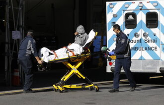 Bildet viser en koronapasient som ankommer sykehus i New York