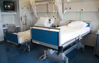 Bildet viser to sykehussenger.