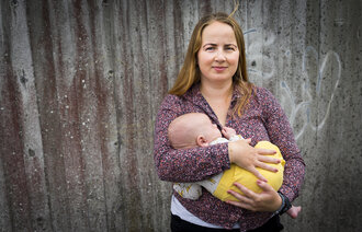 Bildet viser Hanne Gravdal med sønnen Vegard