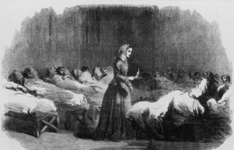 Illustrasjonen viser Florence Nightingale som går blant skadde soldater på sal på Krim.