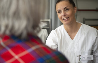 Bildet viser en sykepleier og en samisk pasient