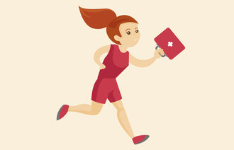Jente  kommer løpende med et førstehjelpskrin