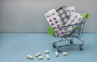Bildet viser en handlekurv med forskjellige legemidler