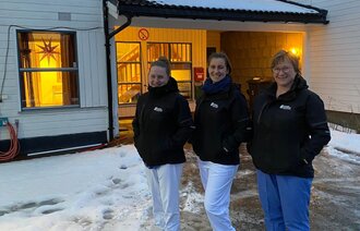 Fra venstre Lene Johansen, Maria C. Lakselvnes, Sidsel Stakkenes (alle tre er sykepleiere). De jobber ved Fastlandet hjemmetjeneste, avdeling Lakselvbukt. 