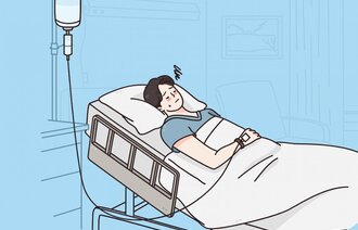 Illustrasjonen viser en pasient som ligger i en sykehusseng og får intravenøst.