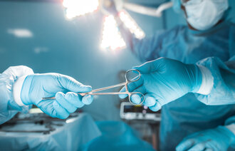 Bildet viser en operasjonssaks som skifter hender på operasjonsstuen