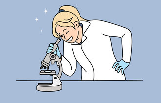Illustrasjonen viser en kvinnelig forsker som studerer noe gjennom et mikroskop.