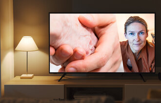 Montasjen viser en tv-skjerm med to hender som holder i hverandre og Helene Sandvig