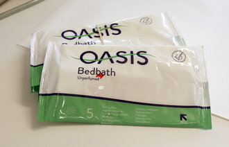 Bildet viser to pakker med vaskeklutene av typen Oasis Bedbath.