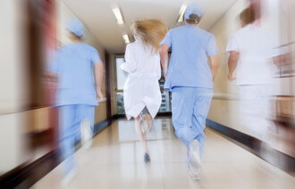 Et uklart bilde av helsepersonell som løper i gangen på et sykehus